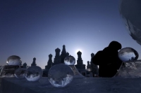 Εντυπωσιακά γλυπτά από πάγο στην Κίνα