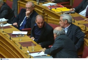 Σε διαφορετικό μήκος κύματος Βούτσης - Βαρουφάκης για τα δημοσιονομικά δήμων