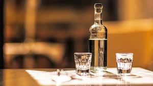 Αλκοόλ: Σε ποιες χώρες μειώθηκε και σε ποια αυξήθηκε η κατανάλωση αλκοόλ εν μέσω πανδημίας