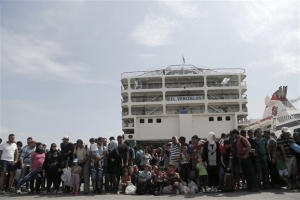 Στο λιμάνι του Πειραιά το «Ελευθέριος Βενιζέλος» με 2.477 μετανάστες