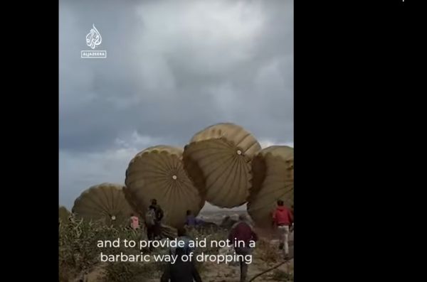 Γάζα: Ποδοπατούνται και πνίγονται στη θάλασσα για να μαζέψουν τη βοήθεια που πέφτει με αλεξίπτωτα (ΒΙΝΤΕΟ)