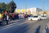 Συνεχίζεται η απεργία των εργαζομένων στην Μαλαματίνα – Μπλόκο στους απεργοσπάστες από τους απεργούς
