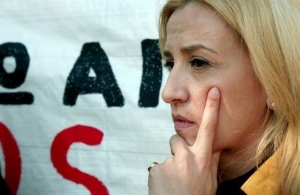 Η Ρένα Δούρου «σκοντάφτει» στα σκουπίδια