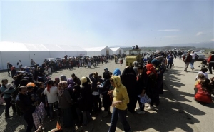 Η φημολογία για άνοιγμα των συνόρων στέλνει τους πρόσφυγες πίσω στην Ειδομένη