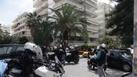 Ψάχνουν δεύτερη «κρυψώνα» του ληστή σε ...στοίβα με ρούχα!