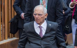Γερμανία – Σόιμπλε: Προτείνει μάσκα και στο ομοσπονδιακό Κοινοβούλιο