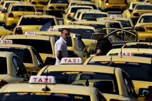 Οδηγοί ταξί απειλούν με κινητοποιήσεις αν δεν εφαρμοστεί ο νόμος