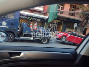 Θεσσαλονίκη: Με το καλημέρα… γερανός σηκώνει παρατημένα ΙΧ στη λεωφορειολωρίδα στην Τσιμισκή