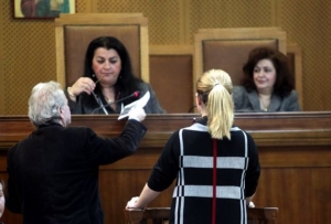 Χρυσή Αυγή δίκη: «Πόλεμος» από την υπεράσπιση εναντίον μάρτυρος