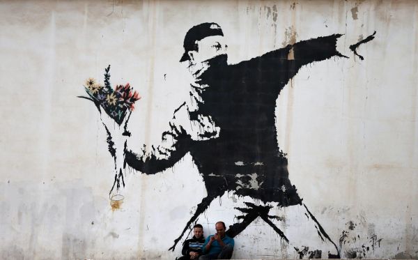 Συγκρότημα βγάζει σε δημοπρασία το έργο τέχνης του Banksy ως αντάλλαγμα για την αλλαγή του ονόματός τους