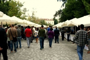 Ο ρυθμός του εθελοντισμού στον πεζόδρομο του Θησείου