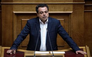 Σαντορινιός: «Όμορφος αποδομημένος μουσακάς, η λίστα με τα ΜΜΕ»