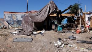 Ο Κυβερνήτης της Καλιφόρνιας Διατάσσει τη Διάλυση Κατασκηνώσεων Αστέγων