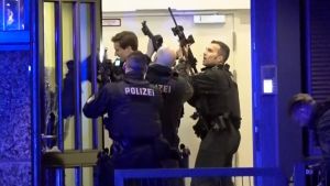 Γερμανία: Επτά νεκροί και δεκάδες τραυματίες από επίθεση σε εκκλησία Μαρτύρων του Ιεχωβά
