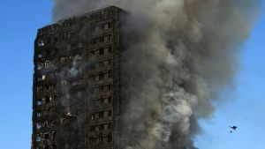 Βρετανία: Δεκάδες πρόσωπα και οργανισμοί θεωρούνται ύποπτοι για τη φονική πυρκαγιά στον πύργο Γκρένφελ το 2017