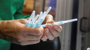 Απάντηση της Κομισιόν για τον τρόπο διανομής των δόσεων εμβολίων