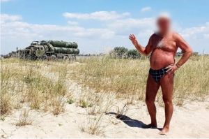 Κριμαία: Ρώσος τουρίστας ποζάρει με μαγιό και προδίδει τη θέση των S-400