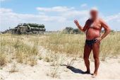 Κριμαία: Ρώσος τουρίστας ποζάρει με μαγιό και προδίδει τη θέση των S-400