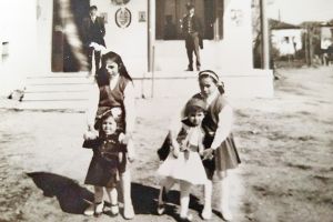 Γνωριμία με δυο δασκάλους - Στους παλιούς καταλόγους των κλειστών σχολείων μετριέται η υπογεννητικότητα