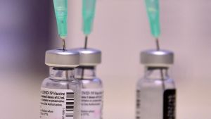 Γαλλία: Διπλασιάζει τις δόσεις εμβολίων που θα δωρίσει σε φτωχές χώρες