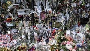 Αλεξάνδρειος Αποχαιρετισμός: Η κηδεία του Αλέν Ντελόν στο κτήμα του Ντουσί