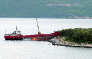 Πλοίο προσέκρουσε στο λιμάνι της Σκιάθου