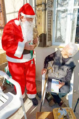 Ο Αϊ – Βασίλης ήρθε με δώρα στους ηλικιωμένους του λεκανοπεδίου των Μουριών