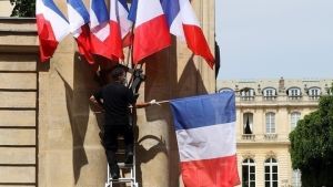 Γαλλία-βουλευτικές: Η άκρα δεξιά εισέρχεται στην τελευταία εβδομάδα της προεκλογικής περιόδου-αστραπή κατέχοντας την πρώτη θέση στις δημοσκοπήσεις
