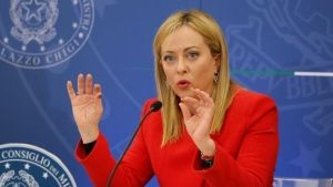Μελόνι προς μητέρες της Ιταλίας: «Αφού μπορώ εγώ να εργαστώ με μια επτάχρονη κόρη μπορείτε κι εσείς»