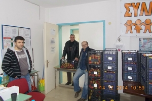 Μήλα και γιαούρτια Κουκάκη μοίρασαν οι Τρίτεκνοι Πολυκάστρου