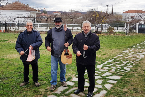 Κάλαντα στην Αντιγόνεια από τους… νεολαίους του χωριού!