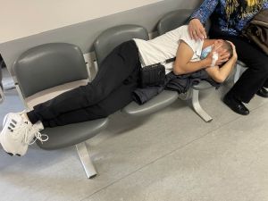 Επείγουσα ΕΔΕ για την ανάνηψη ασθενή στις καρέκλες χώρου αναμονής στο Θεαγένειο