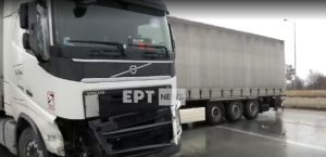 Θεσσαλονίκη: Νταλίκα δίπλωσε και φράκαρε την κυκλοφορία στην ΠΑΘΕ