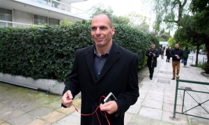 Ο Βαρουφάκης αρνείται άσεμνη χειρονομία κατά της Γερμανίας