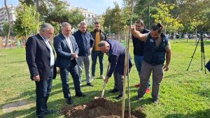 Στην καρδιά της Θεσσαλονίκης φυτεύτηκαν εκατό δέντρα για τον εορτασμό των 100 χρόνων του ΕΕΘ