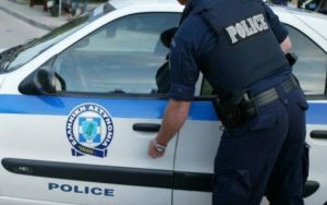Θεσσαλονίκη: Αστυνομικός πήγε σε ζαραχοπλαστείο, πήρε τα τσουρέκια του, και άφησε το όπλο! (vid)