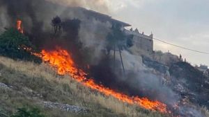 Υπό μερικό έλεγχο η φωτιά στο Σχιστό Κορυδαλλού