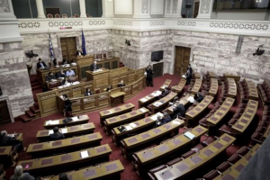 Βουλή: Ειρωνικά σχόλια για τα τρία χρόνια συγκυβέρνησης ΣΥΡΙΖΑ-ΑΝΕΛ