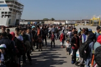 Σχεδόν 3.000 πρόσφυγες αποβιβάστηκαν την Τετάρτη στον Πειραιά