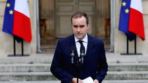 Ο Λεκορνί στοχεύει σε μείωση του δημοσιονομικού ελλείμματος στο 4,7% μέχρι το 2026