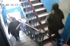 Ουκρανία: Οπλισμένοι στρατιώτες πάνε στα σπίτια και ζητούν από Ουκρανούς πολίτες να ψηφίσουν στο δημοψήφισμα (vid)