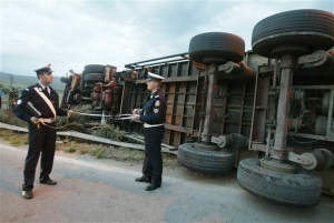 Πιερία: Ανατράπηκε φορτηγό, ελαφρά τραυματισμένος ο οδηγός