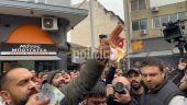 Θεσσαλονίκη – Πυροβολισμός 16χρονου: Καίνε 20ευρα οι Ρομά έξω από τα δικαστήρια (pics &amp; vid)