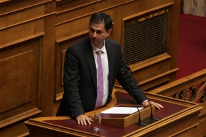 Εντονη αντιπαράθεση Χάρη Θεοχάρη - Τέρενς Κουίκ στη Βουλή
