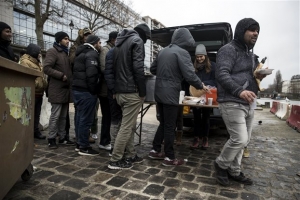 Σχεδόν στο μισό μειώθηκαν οι αφίξεις προσφύγων στην Ευρώπη το 2017