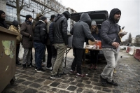 Σχεδόν στο μισό μειώθηκαν οι αφίξεις προσφύγων στην Ευρώπη το 2017