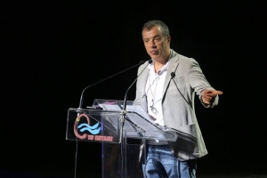 Στ. Θεοδωράκης: «Δεν βάζουν κόφτες, βάζουν δρεπάνια»