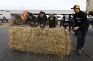 «Πολύ λίγα ή πολύ αργά»: Βαλς κατά Κομισιόν για την αγροτική κρίση