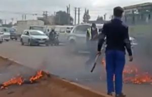 Κένυα: Αστυνομικός σκότωσε τη σύζυγό του, βγήκε στον δρόμο, εκτέλεσε 5 περαστικούς και αυτοκτόνησε (vid)