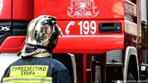 Επιχείρηση κατάσβεσης πυρκαγιάς σε επιχείρηση στο Κάτω Σχολάρι